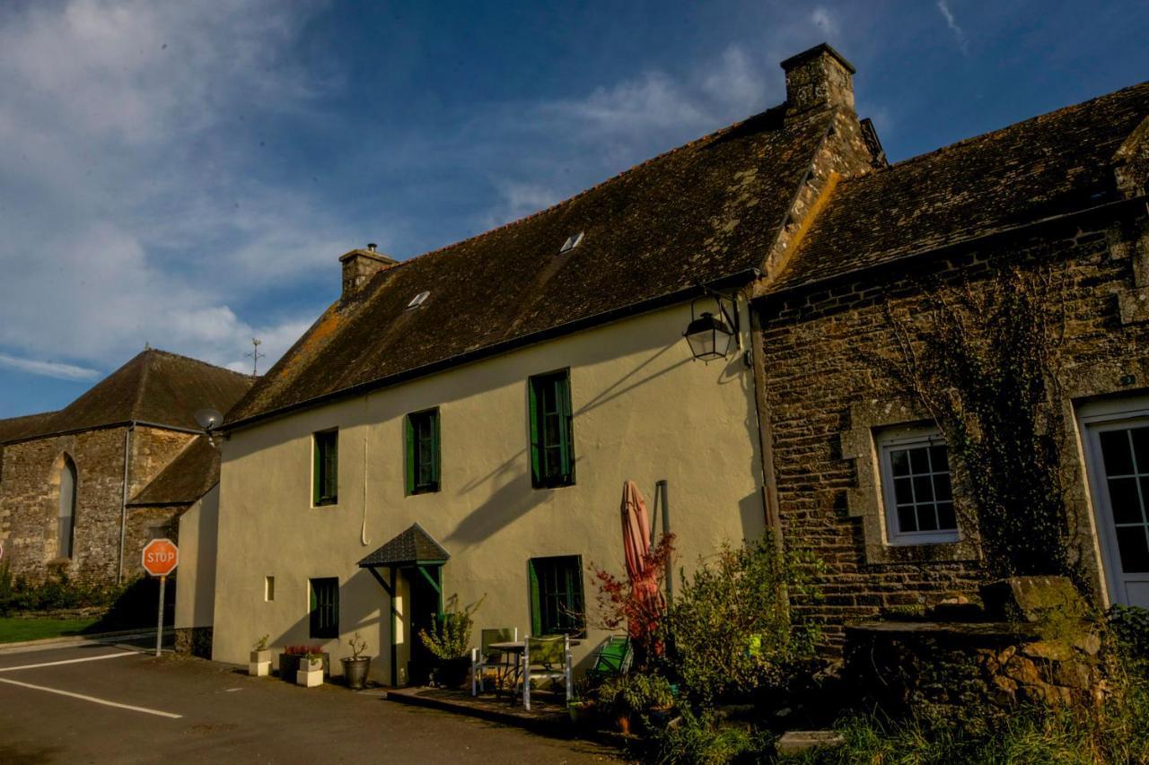 Auberge Le Canard Qui Rit Plélauff Exterior foto